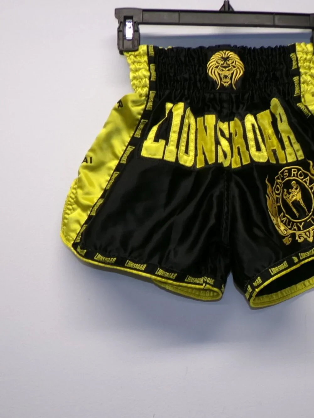 Lions Roar MMA Muay Thai Kickboxing Lionsroar Black Yellow Satin Shorts Mens XS